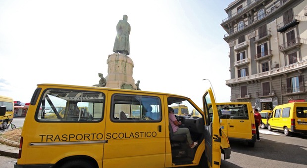 Covid a Napoli, riesplode la protesta degli scuolabus: «Siamo fermi da 11 mesi»