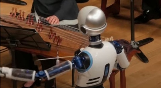 Un robot umanoide sostituisce il direttore d'orchestra umano durante il concerto: il risultato è deludente