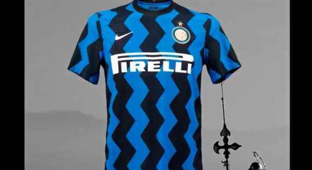 Inter, i tifosi bocciano la nuova maglia: «Ma l'hanno disegnata sulle buche di Roma?»