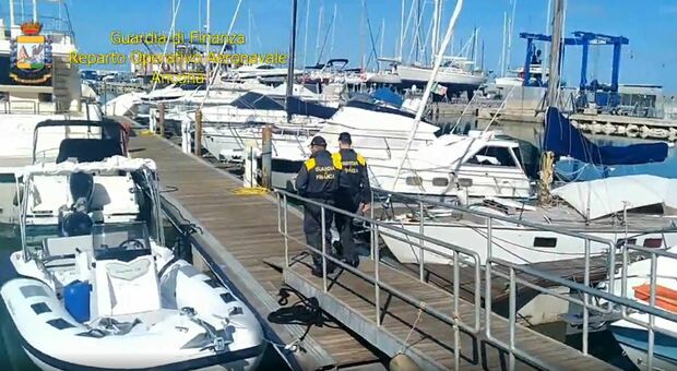 Ancona, la Finanza scova 61 barche fantasma con bandiera estera mai dichiarate: multe per centinaia di migliaia di euro