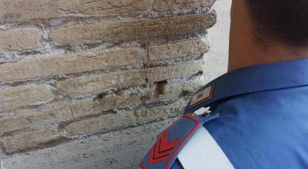 Colosseo, una turista austriaca incide le iniziali su una colonna con un coltellino