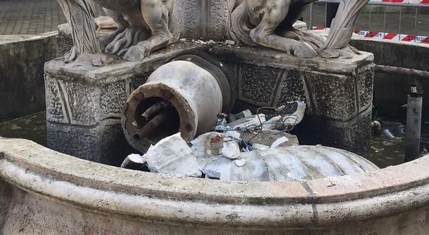 La fontata devastata dai vandali