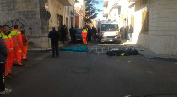 Lecce, operaio precipita dall'impalcatura per il vento e muore in strada