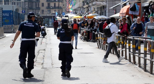 Napoli, la trincea dei vigili urbani tra piazza Garibaldi e il Vasto: «E ad agosto perderemo dodici agenti»