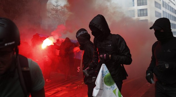 Parigi, black bloc in piazza: scontri e fermi alla manifestazione anti-Macron
