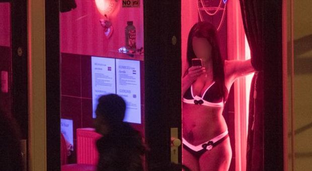 Turisti fanno sesso in pieno giorno a Lignano: filmati dai passanti con i telefonini