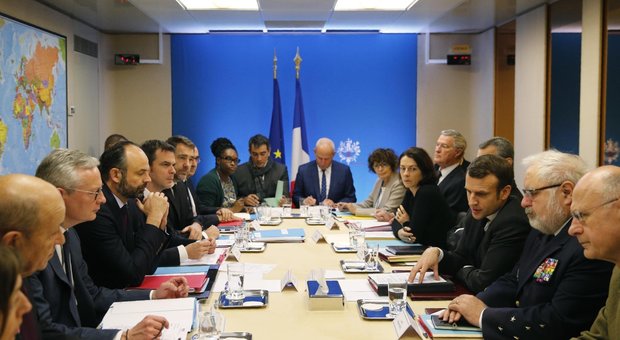 Macron requisisce la produzione di mascherine: «Sarà lo Stato a distribuirle»