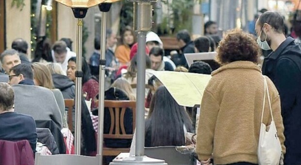 San Valentino a Roma, rischio ressa per il pienone nei ristoranti a pranzo: «Boom di prenotazioni»