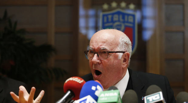 Tra politica e calcio: chi è Carlo Tavecchio, il presidente Figc dimissionario