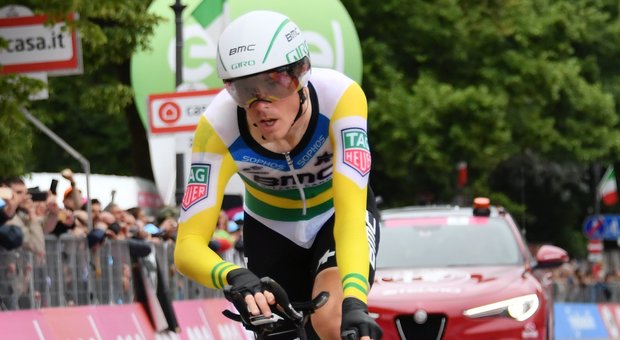 Giro d'Italia, Dennis vince la crono a Rovereto: Yates sempre in rosa