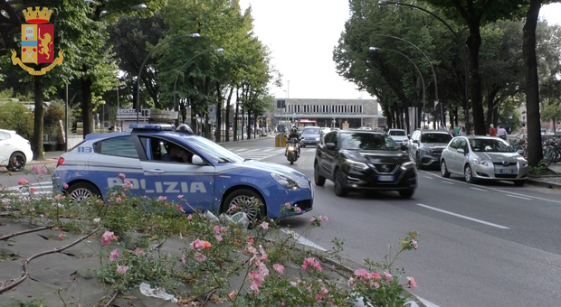 Una volante della Polizia durante un controllo in via Roma nei pressi della fermata dell'autobus