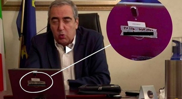 Gasparri, la gaffe in tv: la password del pc in bella mostra su La7