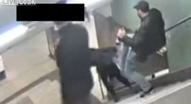 Ragazza scaraventata giù dalle scale con un calcio alle spalle nella metro di Berlino: un arresto