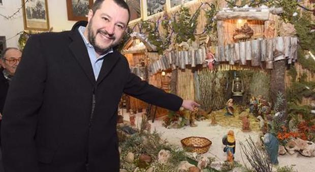 Salvini: «Chi tiene Gesù Bambino fuori dalla scuola non è un buon edicatore»
