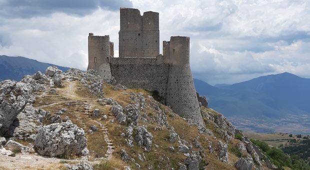 Rocca Calascio, l'imponente castello in Abruzzo dove girarono i film Ladyhawke e Il Nome della Rosa