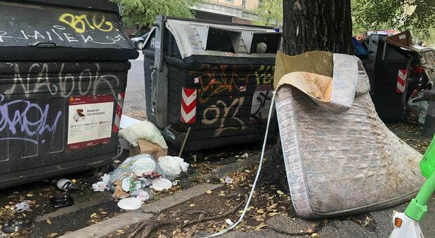 Roma, viale Manzoni sprofonda nel degrado fra rifiuti e senzatetto
