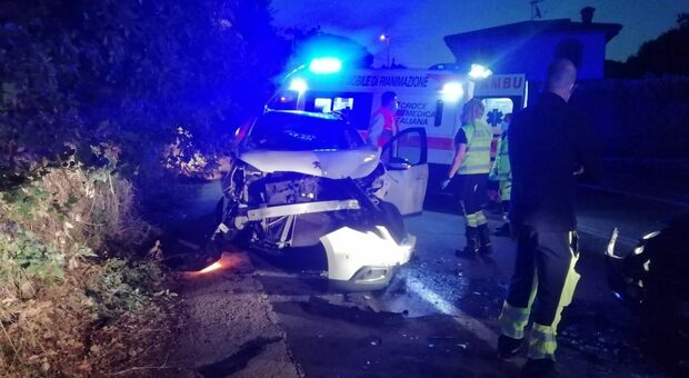 Scontro frontale tra due auto nel cuore della notte: un morto e quattro feriti nell'incidente avvenuto a Gallicano