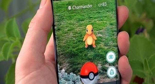 Francia, vanno a caccia di Pokémon e ritrovano una donna scomparsa: era ubriaca e intrappolata in mezzo ai rami del parco
