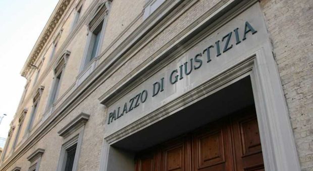 Ancona, eredità contesa e testamenti dubbi: condannata per estorsione