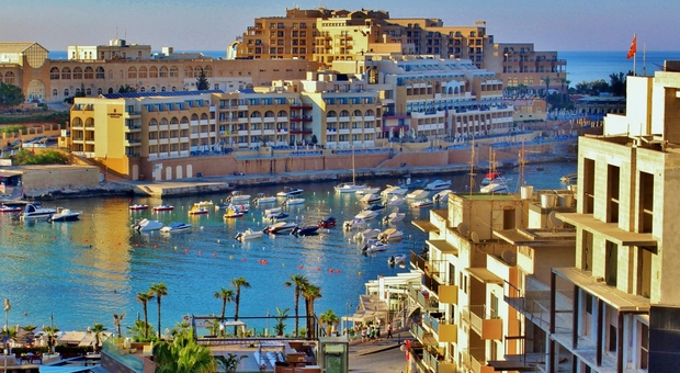 Prenotano una vacanza rilassante in riva al mare a Malta: si ritrovano alloggiati nel centro commerciale