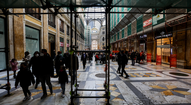 Galleria, a Milano solo vip e alta moda: qui a Napoli chiusi 12 negozi