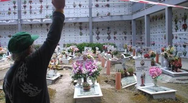 Allagato il cimitero a Sarno: tombe e loculi sott'acqua