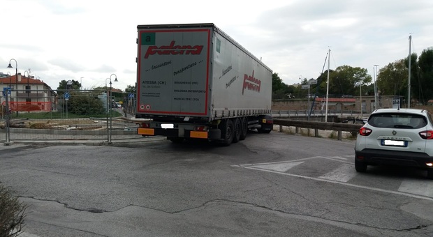 Pesaro, camion si incastra nel rondò e manda in tilt il traffico del porto
