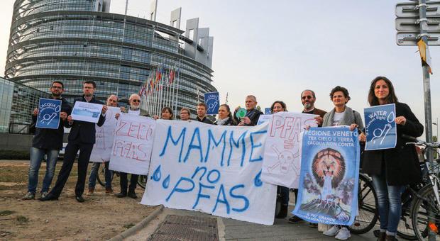 La manifestazione delle mamme a Bruxelles. Nella Ue nessun limite all'uso dei Pfas. Solo il Veneto li ha regolamentati