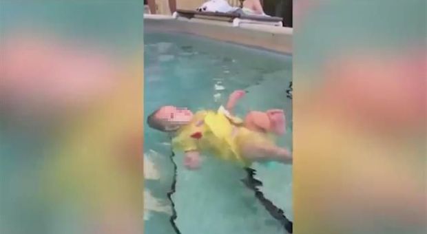 Bimba di 3 anni cade in piscina e rischia di annegare: salvata dal papà con le manovre di primo soccorso