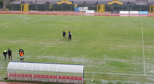 Diluvio allo stadio San Francesco: Nocerina-Giugliano dura solo 15'