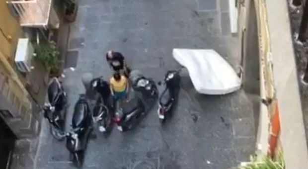 Napoli, gli scooter e un materasso bloccano i pedoni a Chiaia: arrivano i vigili| Foto e video