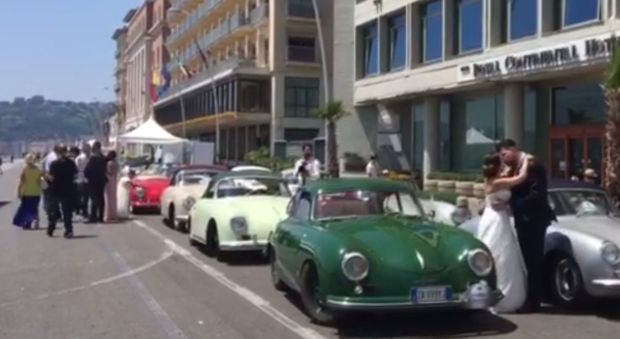 Vecchie Porsche, il lungomare di Napoli diventa set per le foto degli sposi | Guarda