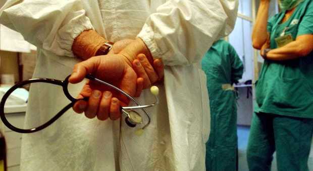Tenta di corrompere un primario per mandare i pazienti in clinica: medico sospeso