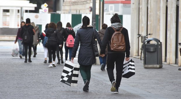 Malata di shopping compulsivo compra borse e scarpe per 30 mila euro, il giudice le toglie i soldi