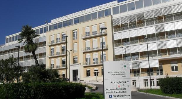 Attività intramoenia pagata dalle case farmaceutiche: sequestrati beni per 588mila euro a un oncologo dell'istituto tumori “Giovanni Paolo II”