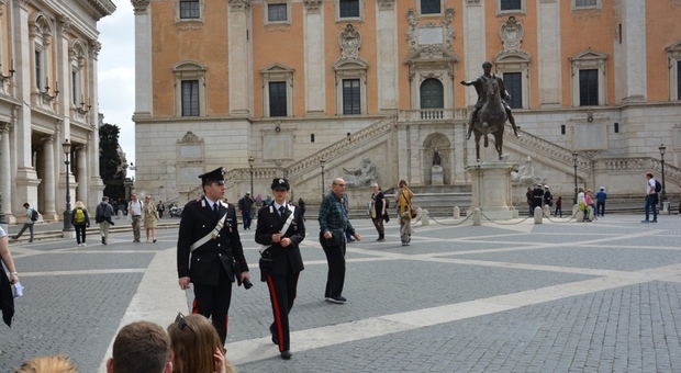 Roma, turista impegnata a scattare foto al Campidoglio derubata del portafoglio: fermate 2 ladre