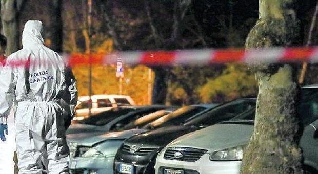 Roma, esecuzione in strada: uomo di 43 anni ucciso sotto casa