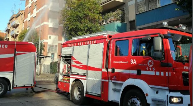 incendio in un palazzo ai Parioli: pompieri al lavoro per cercare di salvare una donna