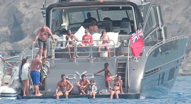 Lo yacht di Ronaldo abbordato dalla polizia tributaria