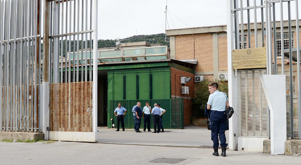 Carcere di Salerno, detenuto finge malore e prova l'evasione durante il trasferimento
