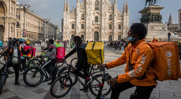 Rider, la procura di Milano scardina il sistema: «Le società devono assumerne 60mila»