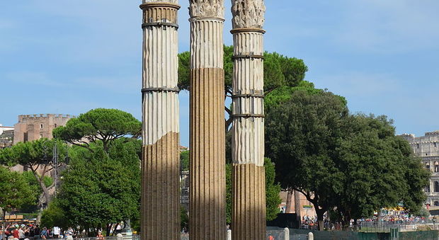 26 settembre 46 a.C. Giulio Cesare inaugura il tempio a Venere Genitrice nel foro