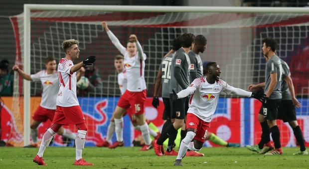 Euro rivali: il Lipsia non pensa al Napoli e batte 2-0 l’Augsburg