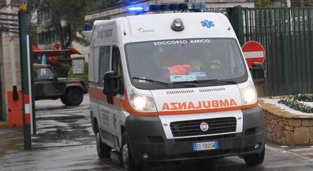 Roma, 27enne in moto muore in incidente sulla Colombo: schianto con un'auto