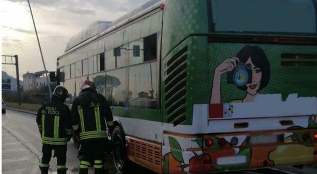 Prende fuoco una ruota dell'autobus, paura tra i passeggeri stamattina ad Ascoli
