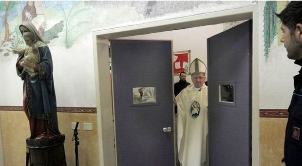 Due Palazzi: il vescovo Cipolla ha aperto la Porta Santa del carcere