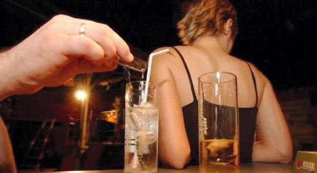 «Tieni, bevi», fidanzatino e amico violentano la 15enne ad una festa
