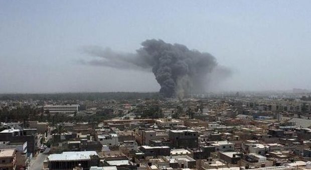 Libia, raid aereo sull'aeroporto di Misurata: sospesi tutti i voli. I media accusano Haftar