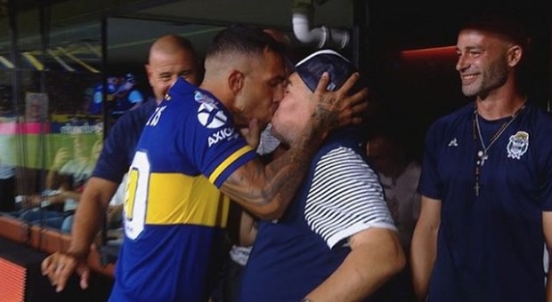 Maradona torna alla Bombonera: bacio a Tevez e Boca campione