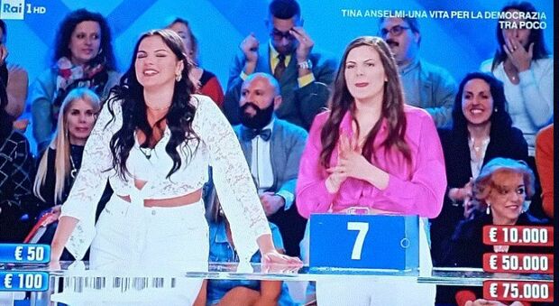 Affari Tuoi, la campionessa Alessandra D'Aguanno vince 75 mila euro e dedica la vittoria ai compagni bulli: «Avete reso la mia vita un inferno»